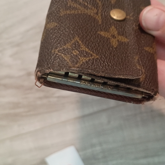 LOUIS VUITTON Key Case Monogram Beige Monogram Canvas Authentic - Picture 4 of 10